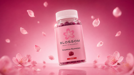 Creatine voor vrouwen, Blossom creatine gummies op blush roze achtergrond